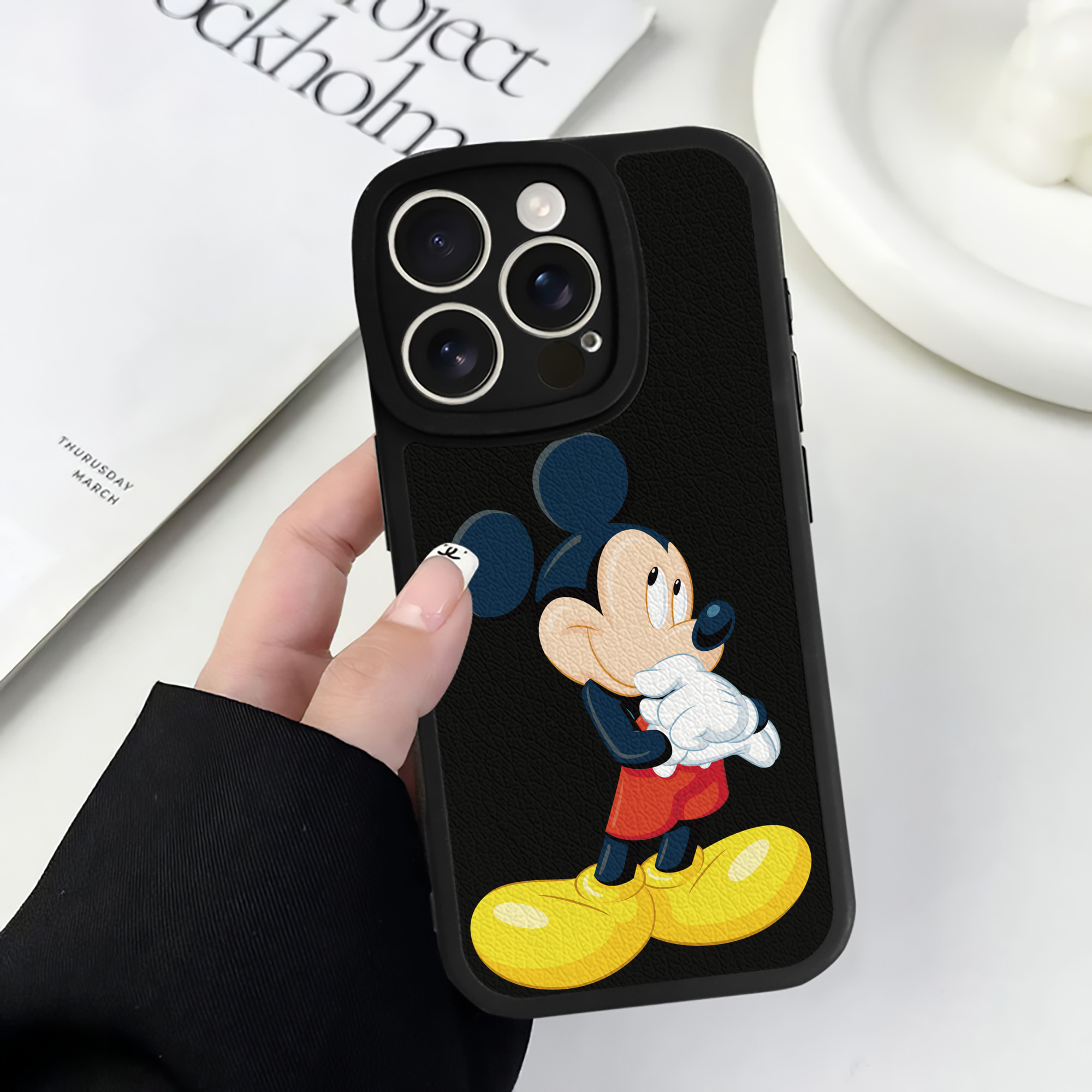 （画像用） ミッキーマウス Mickey Mouse 【iPhone 16シリーズ対応】シリコンスマホケース（レザー調） 材質：シリコン